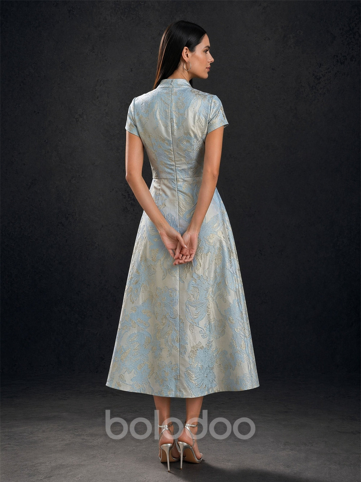 BOLODOO light blue gold jacquard dress – back view with mandarin collar, covered back and zipper closure | BOLODOO watermark