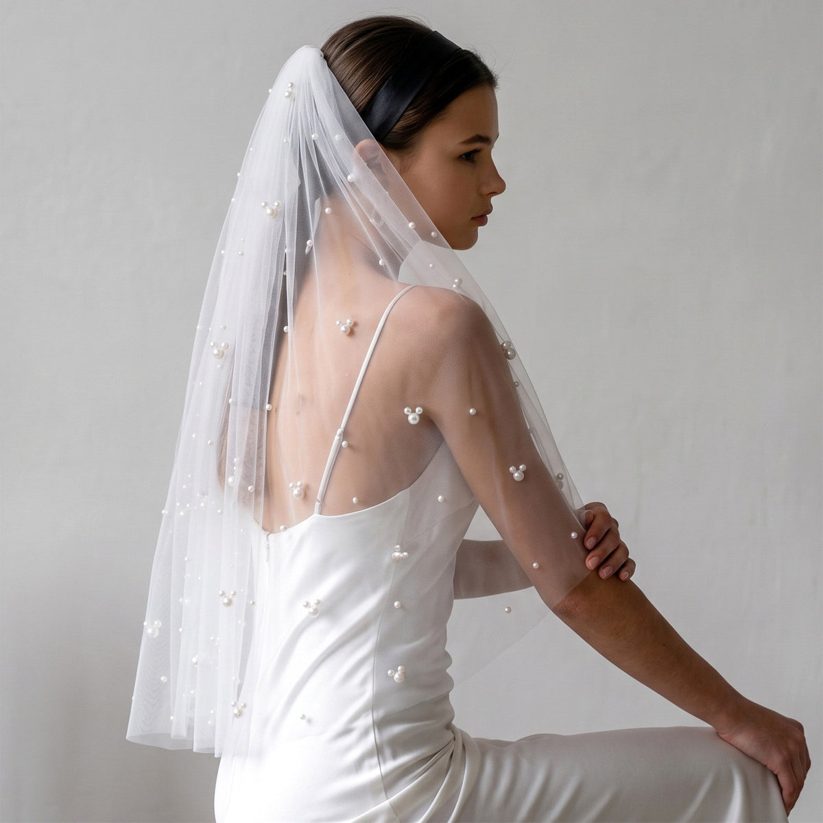BOLODOO Pearl Embellished Tulle Bridal Veil with Comb 