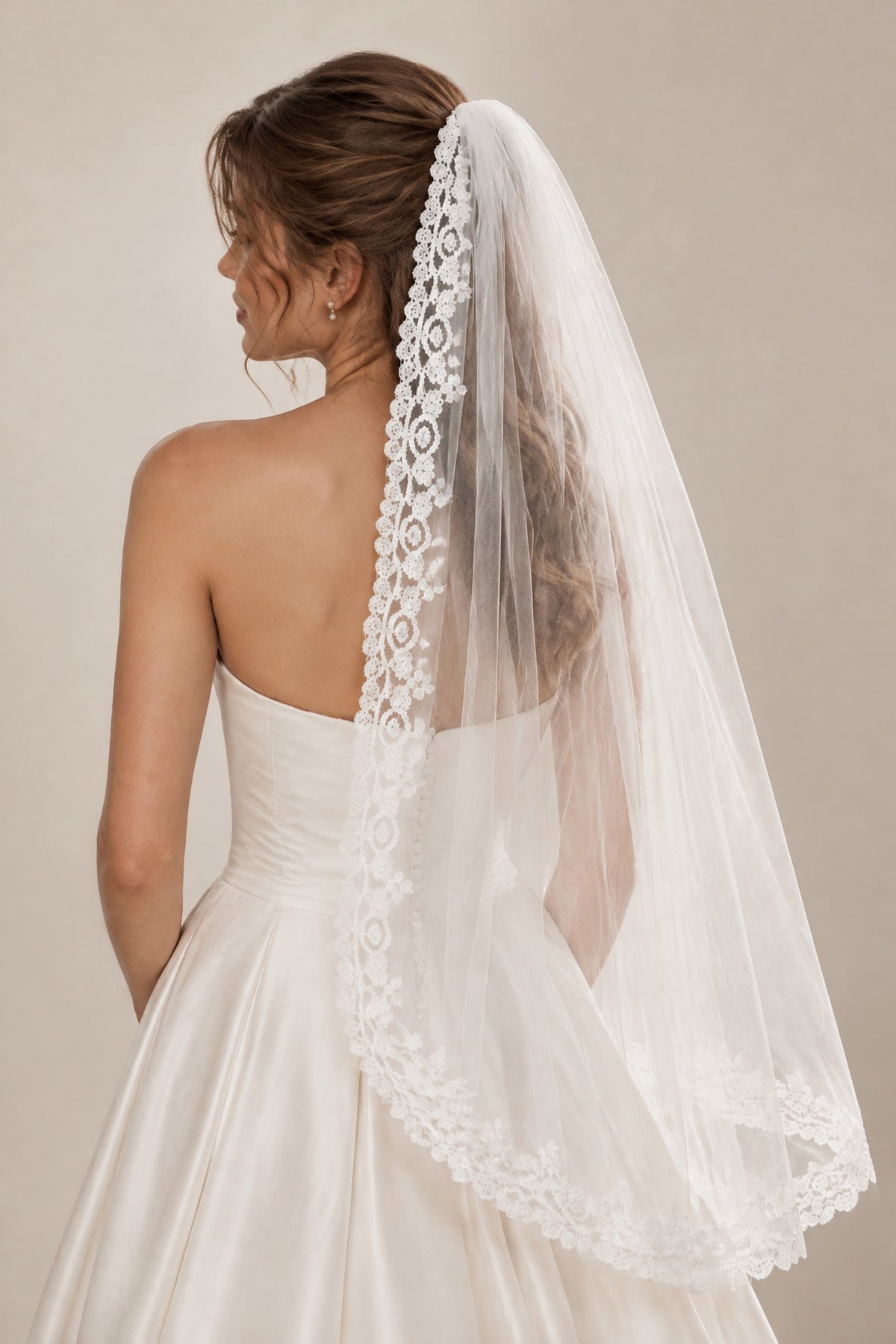 Close-up of floral lace and scalloped edging on BOLODOO QQ083 white tulle veil