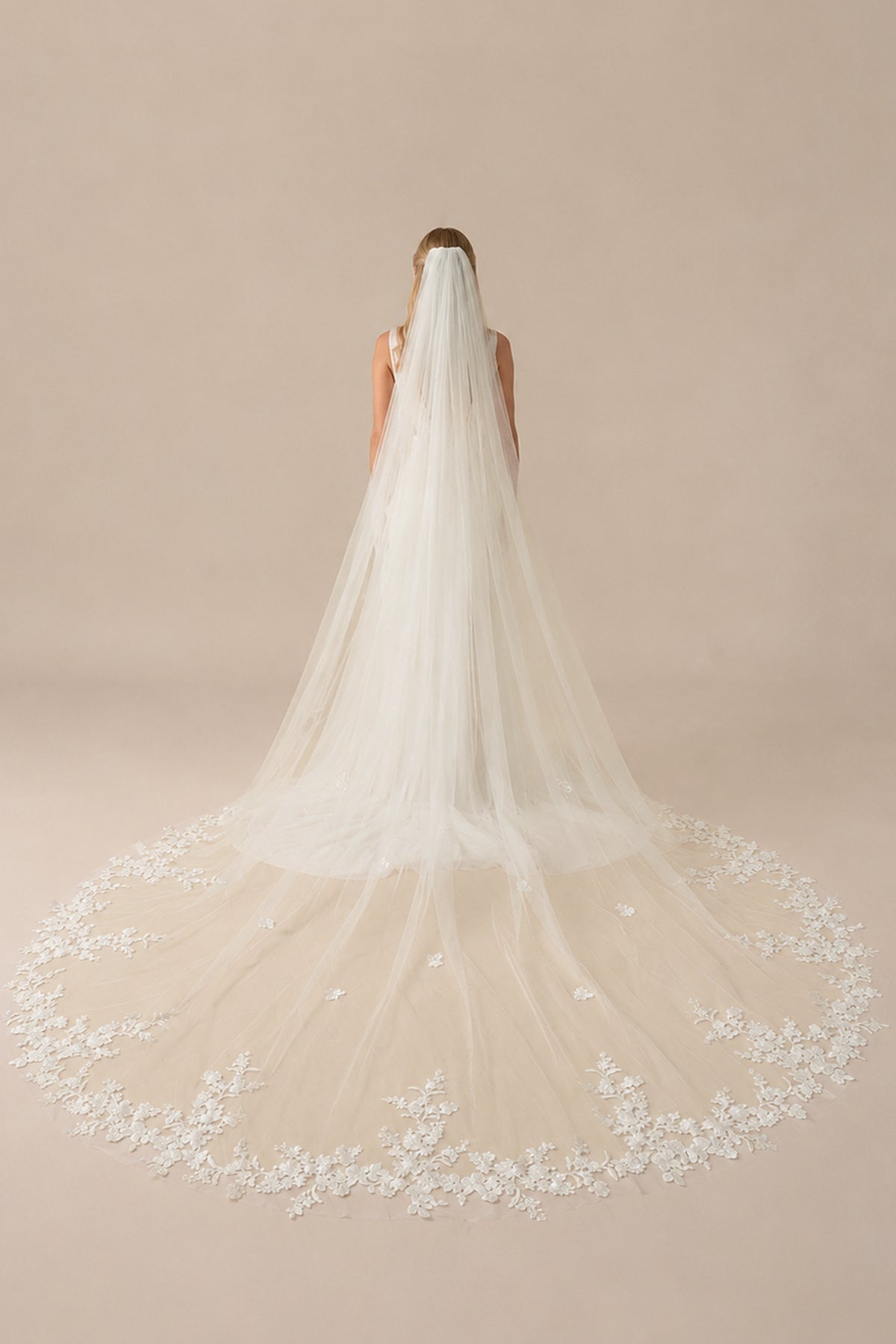 Vintage Floral Lace Bridal Wedding Veil With Comb in Ivory - BOLODOO Wedding Veils